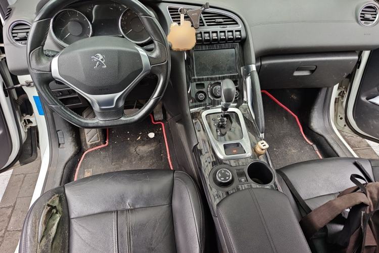 Used Peugeot 3008 2015 1.6THP Automatic Prestige Edition Center Console