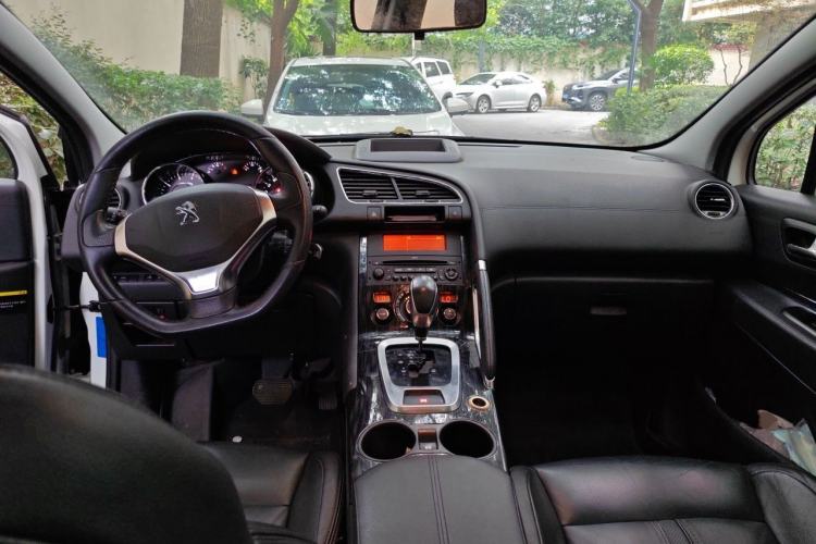 Used Peugeot 3008 2015 2.0L Automatic Trend Edition Center Console
