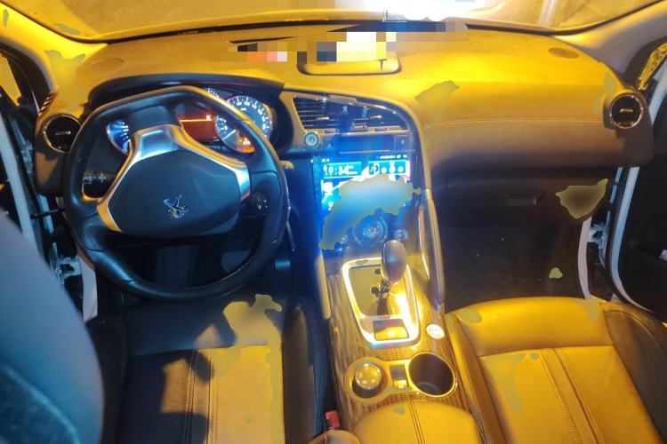 Used Peugeot 3008 2015 1.6THP Automatic Trend Edition Center Console