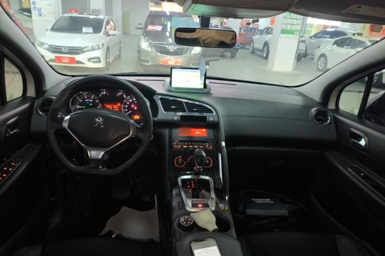Used Peugeot 3008 2015 1.6THP Automatic Classic Edition Center Console