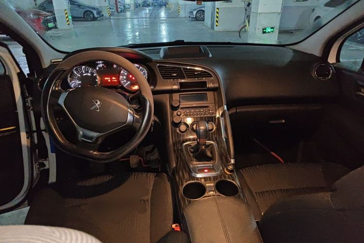 Used Peugeot 3008 2015 2.0L Manual Classic Edition Center Console