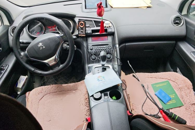 Used Peugeot 3008 2015 1.6THP Automatic Classic Edition Center Console