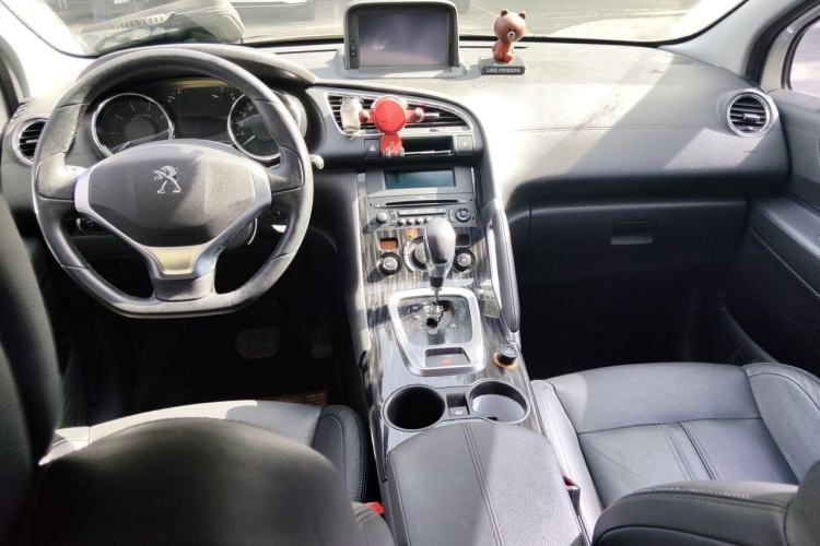 Used Peugeot 3008 2015 2.0L Automatic Trend Edition Center Console