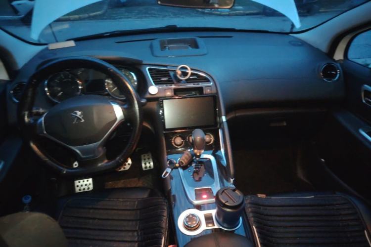 Used Peugeot 3008 2015 1.6THP Automatic Classic Edition Center Console
