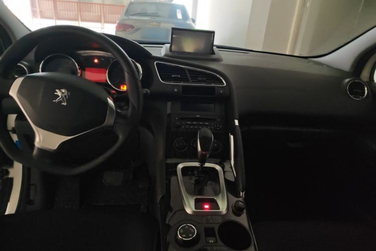 Used Peugeot 3008 2015 1.6THP Automatic Classic Edition Center Console