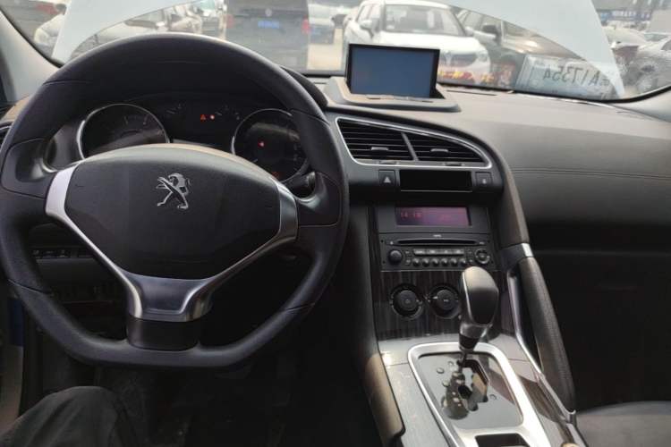 Used Peugeot 3008 2015 1.6THP Automatic Classic Edition Center Console