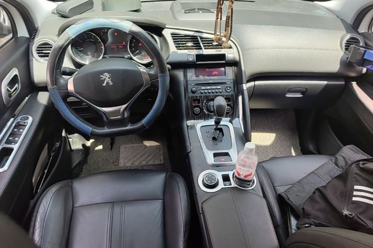 Used Peugeot 3008 2015 1.6THP Automatic Trend Edition Center Console