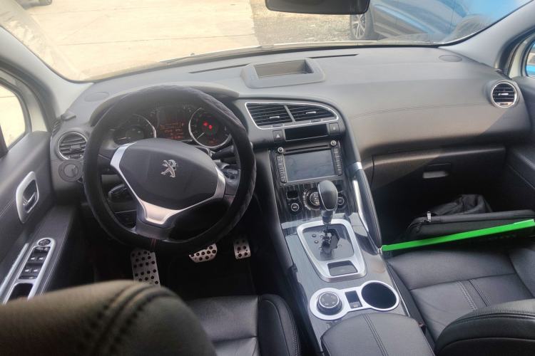 Used Peugeot 3008 2015 1.6THP Automatic Trend Edition Center Console