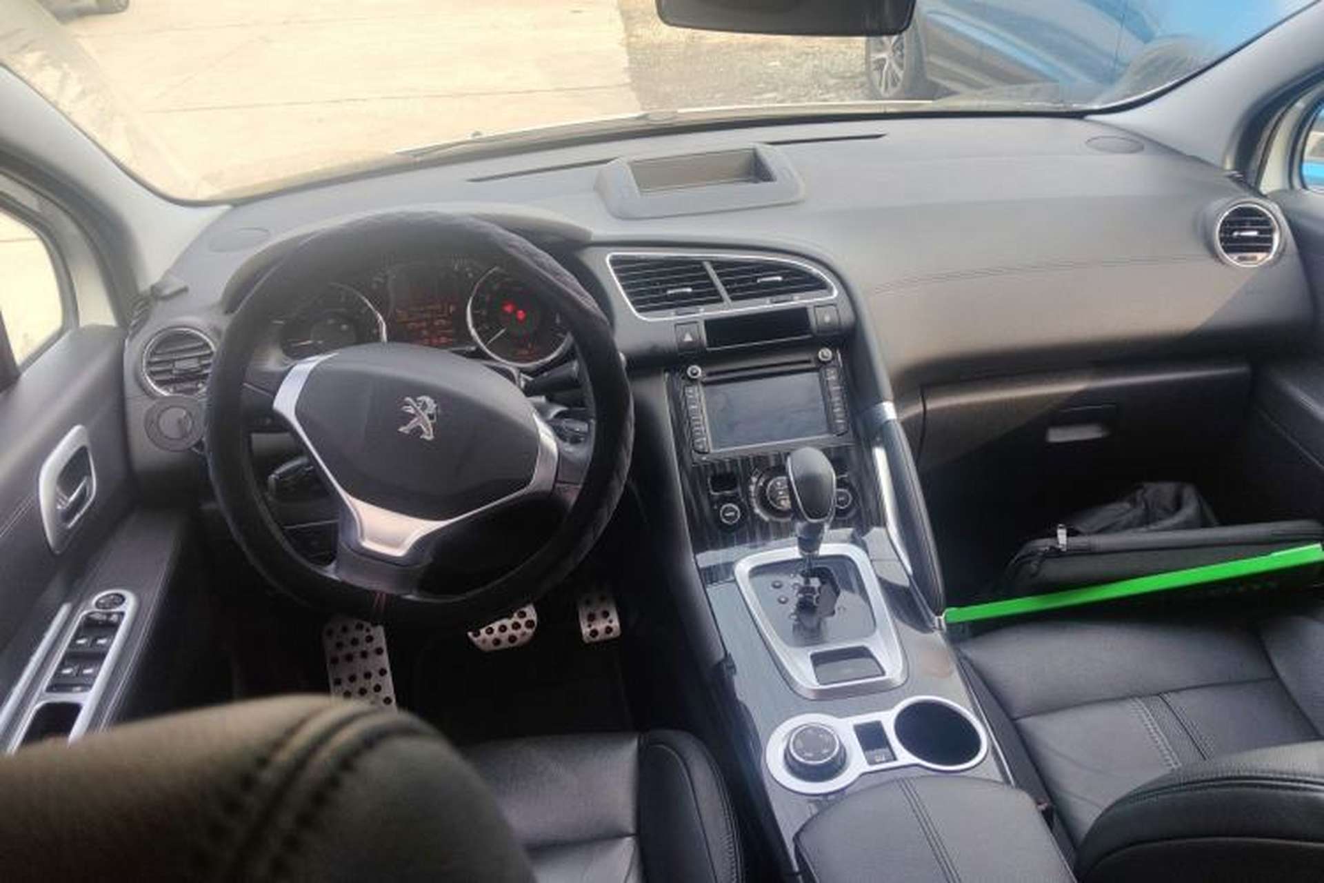 Used Peugeot 3008 2015 1.6THP Automatic Trend Edition Center Console