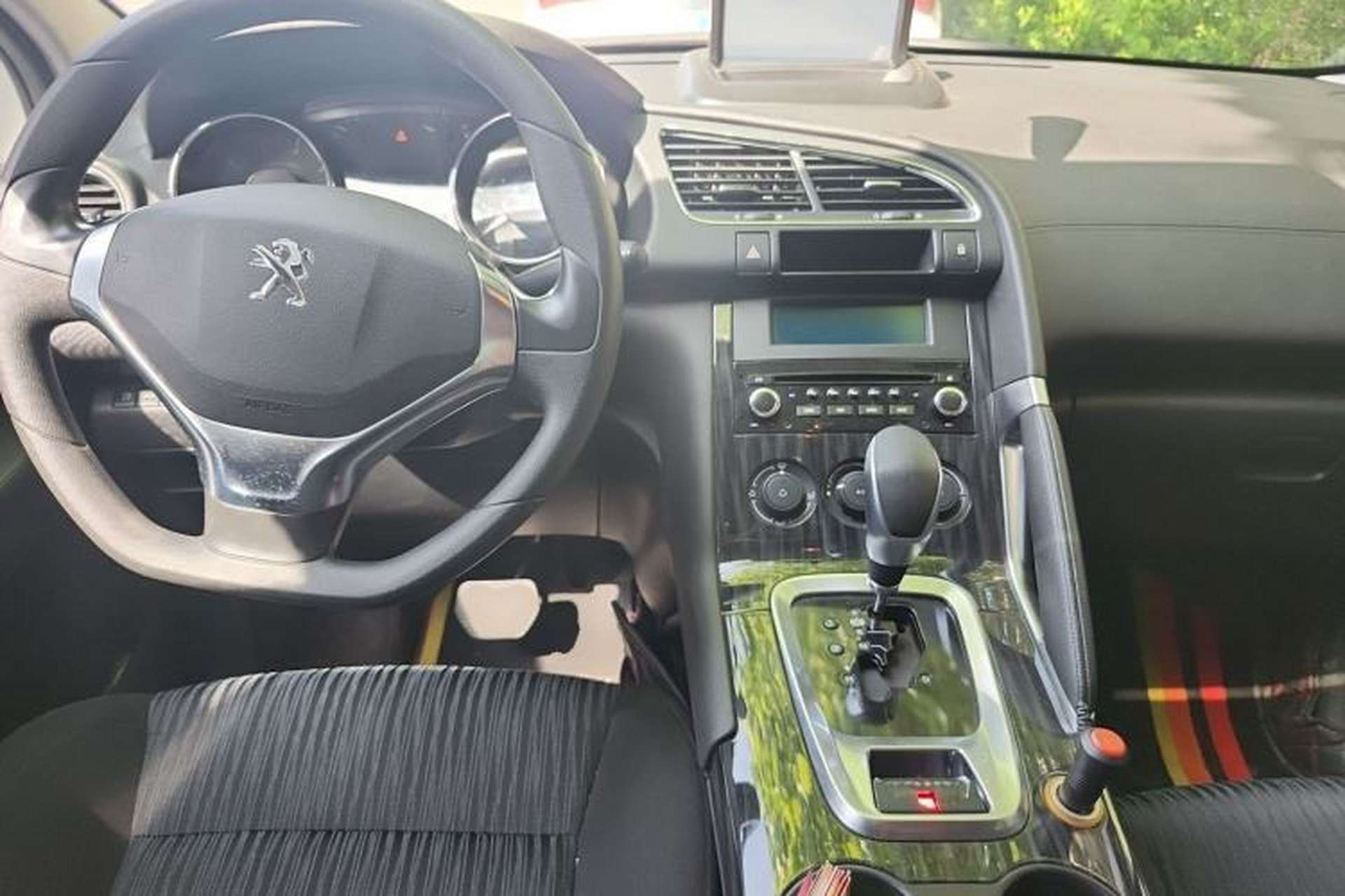 Used Peugeot 3008 2015 2.0L Automatic Classic Edition Center Console