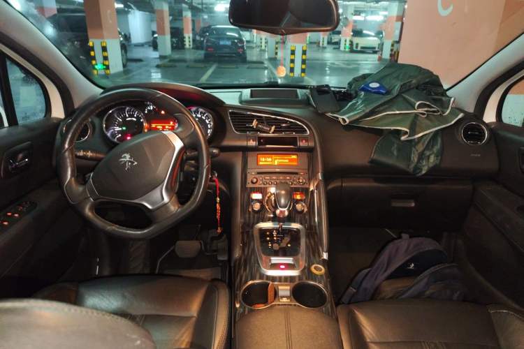 Used Peugeot 3008 2015 2.0L Automatic Trend Edition Center Console