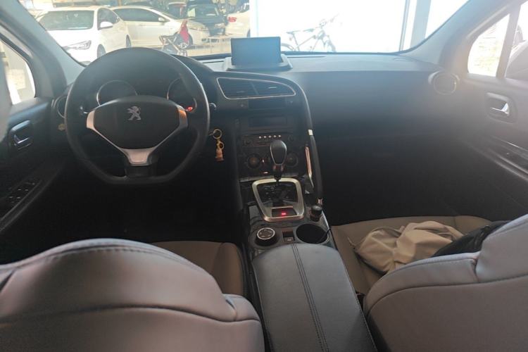 Used Peugeot 3008 2015 1.6THP Automatic Classic Edition Center Console