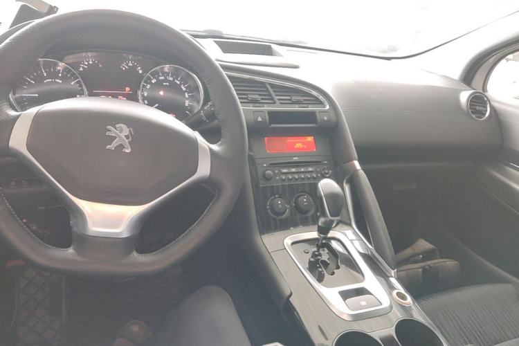Used Peugeot 3008 2015 2.0L Automatic Classic Edition Center Console