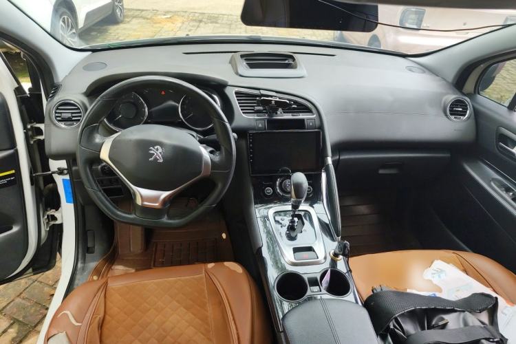Used Peugeot 3008 2015 2.0L Automatic Trend Edition Center Console