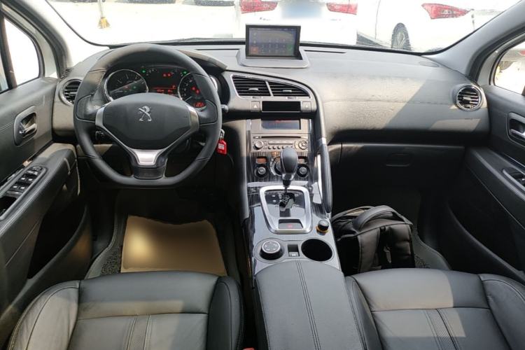 Used Peugeot 3008 2015 1.6THP Automatic Trend Edition Center Console