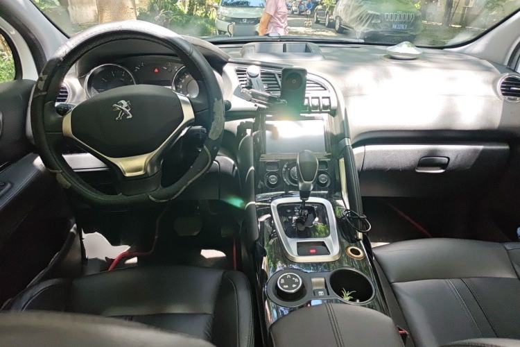 Used Peugeot 3008 2015 1.6THP Automatic Prestige Edition Center Console