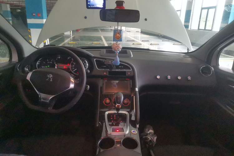 Used Peugeot 3008 2015 2.0L Automatic Classic Edition Center Console