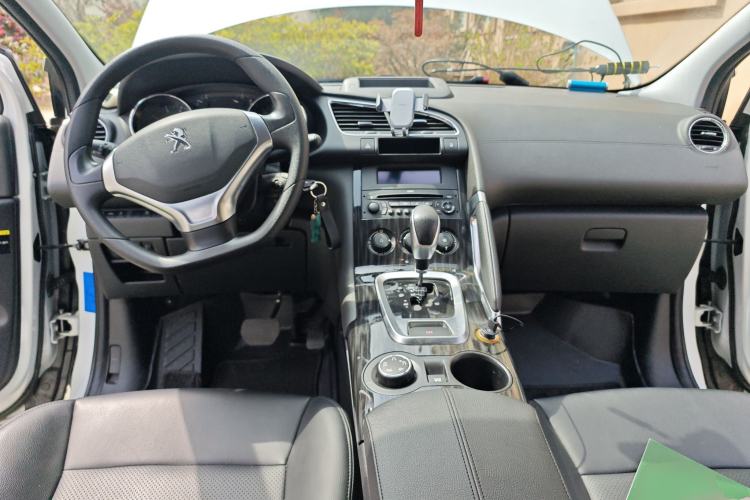 Used Peugeot 3008 2015 1.6THP Automatic Classic Edition Center Console