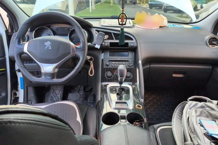 Used Peugeot 3008 2015 2.0L Automatic Classic Edition Center Console