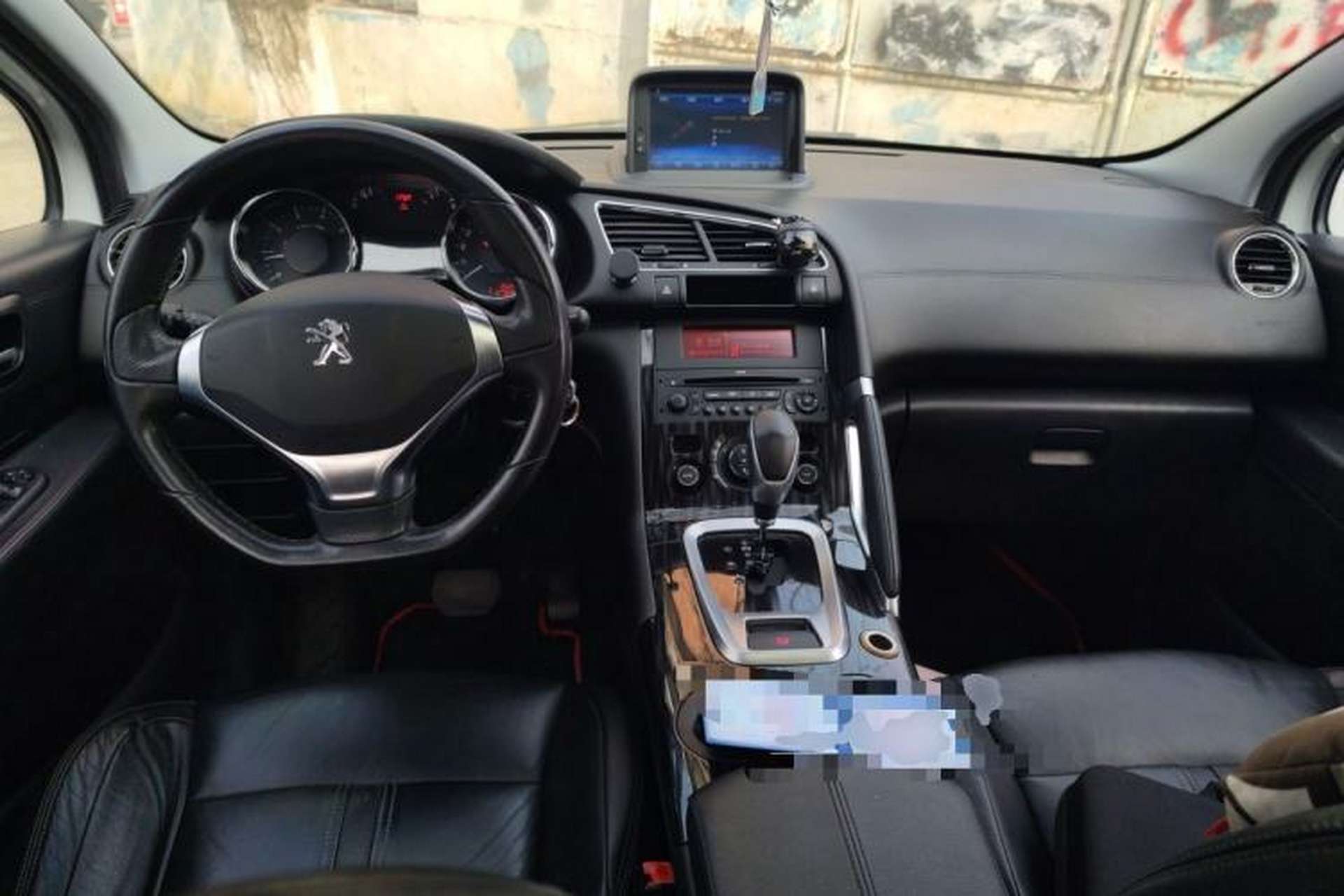 Used Peugeot 3008 2015 1.6THP Automatic Trend Edition Center Console