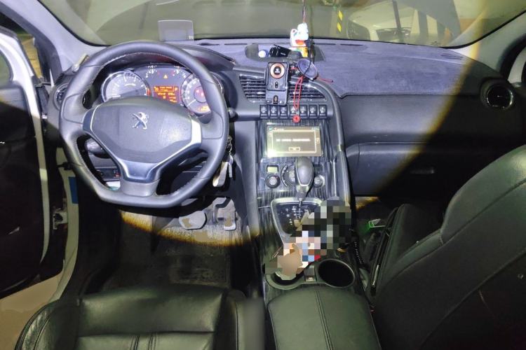 Used Peugeot 3008 2015 1.6THP Automatic Prestige Edition Center Console