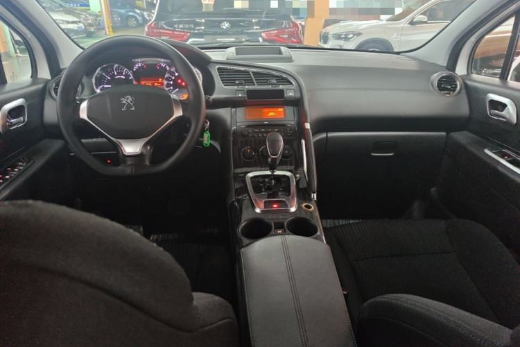 Used Peugeot 3008 2015 2.0L Automatic Classic Edition Center Console