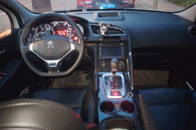 Used Peugeot 3008 2015 2.0L Automatic Classic Edition Center Console