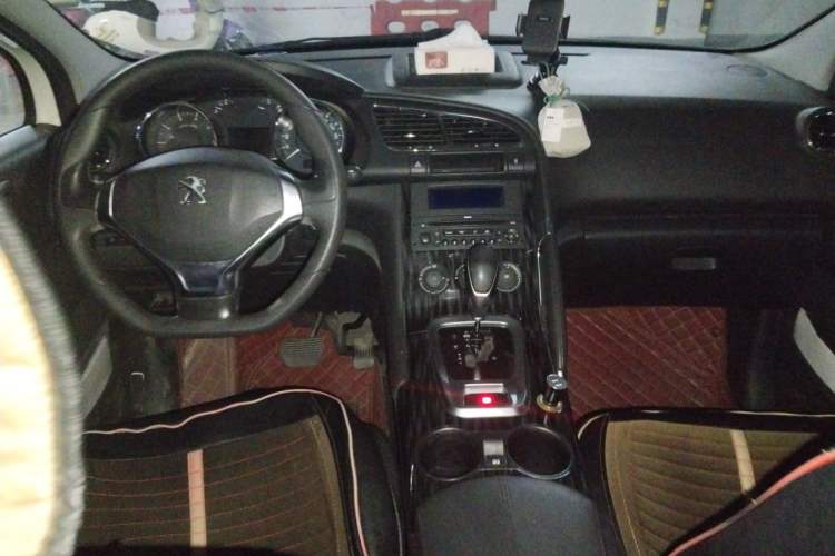 Used Peugeot 3008 2015 2.0L Automatic Classic Edition Center Console