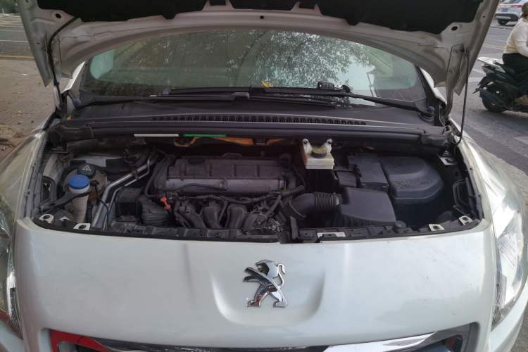 Used Peugeot 3008 2015 2.0L Automatic Trend Edition Engine Bay