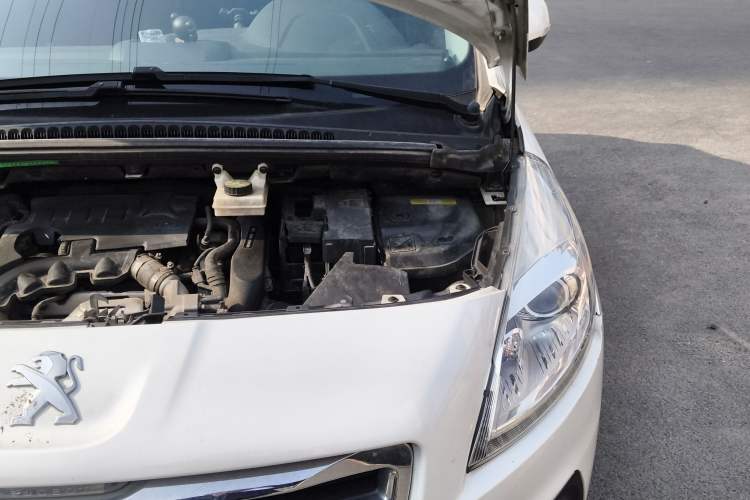 Used Peugeot 3008 2015 1.6THP Automatic Classic Edition Engine Bay Left