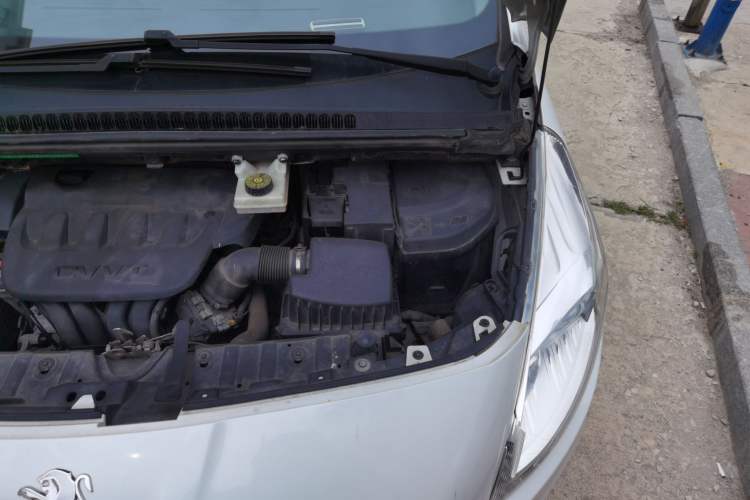 Used Peugeot 3008 2015 2.0L Automatic Classic Edition Engine Bay Left