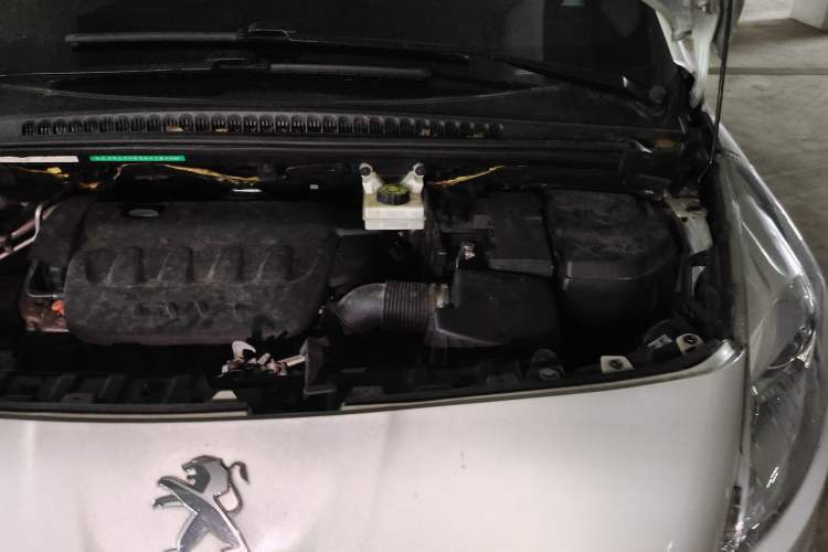 Used Peugeot 3008 2015 2.0L Automatic Trend Edition Engine Bay Left