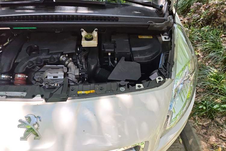 Used Peugeot 3008 2015 1.6THP Automatic Prestige Edition Engine Bay Left