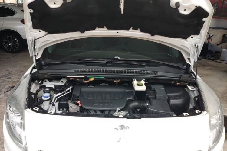Used Peugeot 3008 2015 2.0L Automatic Classic Edition Engine Bay