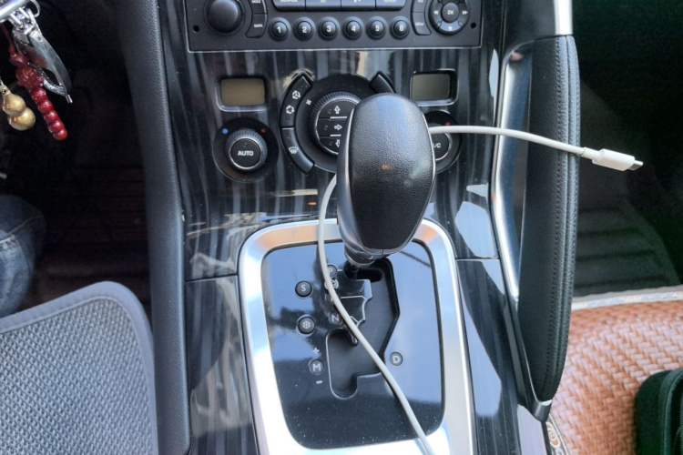 Used Peugeot 3008 2015 1.6THP Automatic Trend Edition Gear Lever