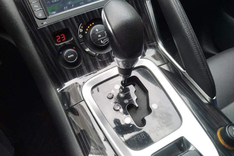 Used Peugeot 3008 2015 2.0L Automatic Trend Edition Gear Lever