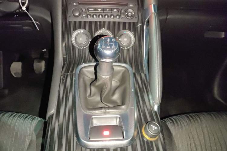 Used Peugeot 3008 2015 2.0L Manual Classic Edition Gear Lever