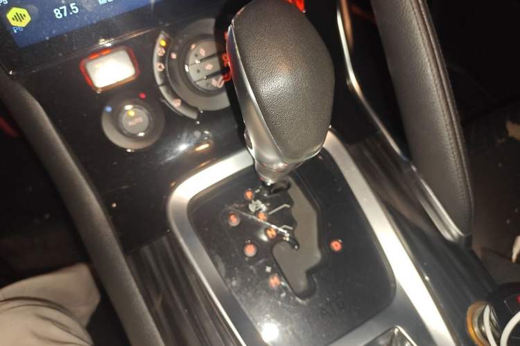 Used Peugeot 3008 2015 2.0L Automatic Trend Edition Gear Lever