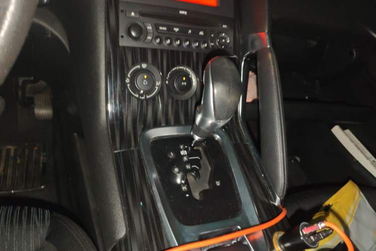 Used Peugeot 3008 2015 2.0L Automatic Classic Edition Gear Lever