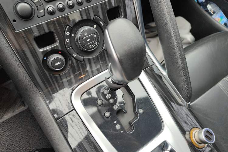 Used Peugeot 3008 2015 2.0L Automatic Trend Edition Gear Lever