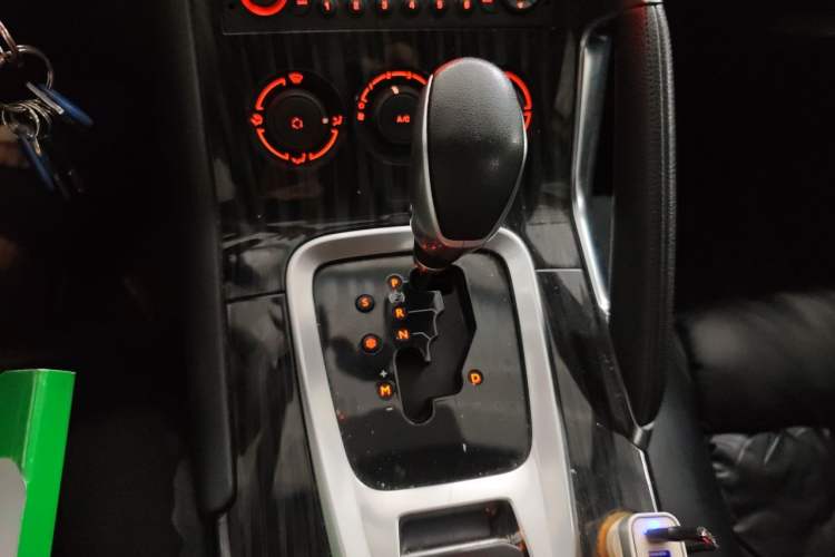 Used Peugeot 3008 2015 2.0L Automatic Classic Edition Gear Lever