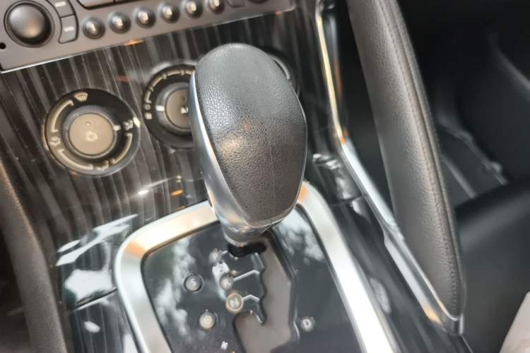 Used Peugeot 3008 2015 2.0L Automatic Classic Edition Gear Lever