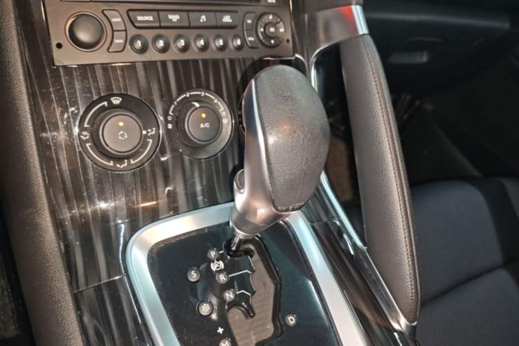 Used Peugeot 3008 2015 1.6THP Automatic Classic Edition Gear Lever