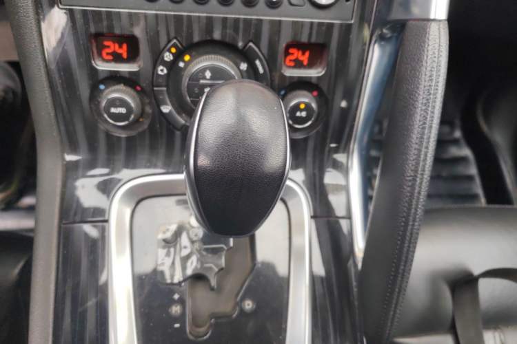 Used Peugeot 3008 2015 1.6THP Automatic Trend Edition Gear Lever