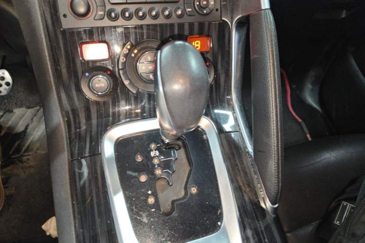 Used Peugeot 3008 2015 2.0L Automatic Trend Edition Gear Lever