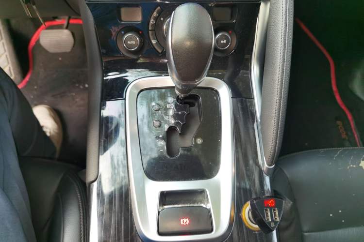 Used Peugeot 3008 2015 2.0L Automatic Trend Edition Gear Lever