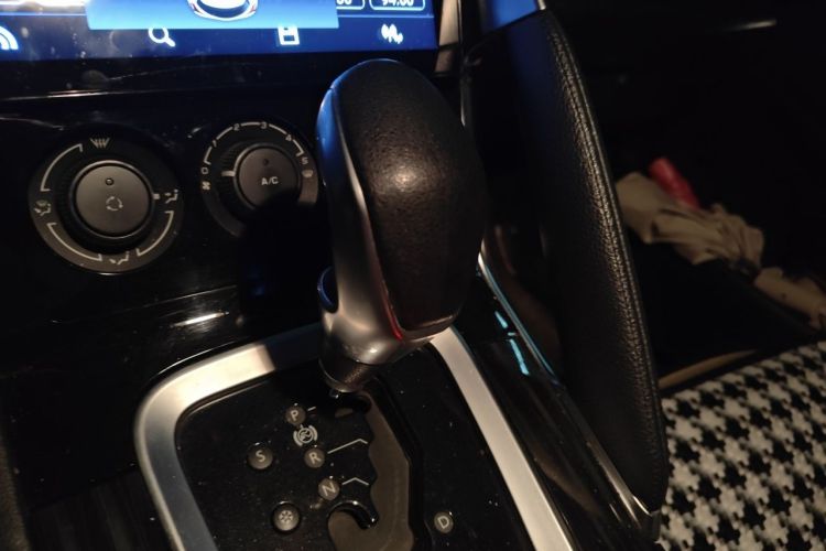 Used Peugeot 3008 2015 2.0L Automatic Classic Edition Gear Lever