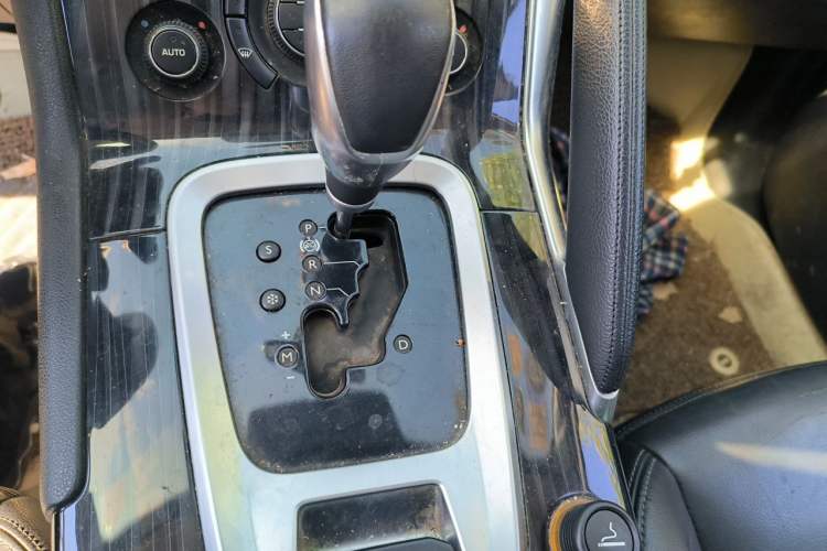 Used Peugeot 3008 2015 2.0L Automatic Trend Edition Gear Lever