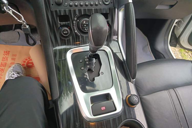 Used Peugeot 3008 2015 1.6THP Automatic Trend Edition Gear Lever