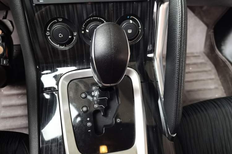 Used Peugeot 3008 2015 2.0L Automatic Classic Edition Gear Lever